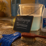 dilution javel 9 6 pour nettoyage terrasse seau brosse gants