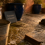 Nettoyage dalle terrasse vinaigre blanc avec brosse et seau