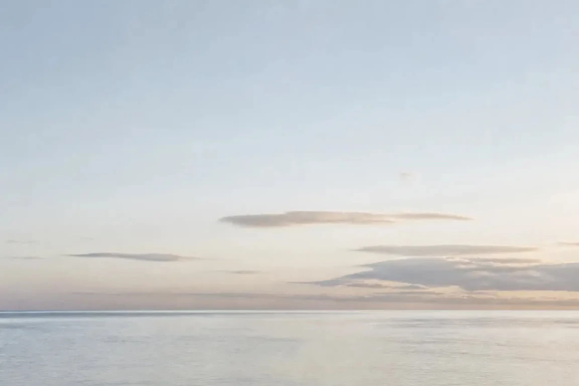 Citation sur la mer : horizon marin au crépuscule pour illustrer la poésie et la sagesse de l'océan.