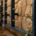 Support plante grimpante : treillis mural et câbles inox sur pierre