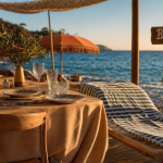 Brise marine plage à Carqueiranne : table dressée et transats sur la plage