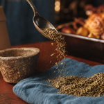 Herbes de provence au mortier sur table en bois