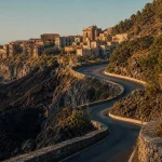 Sicile paysage : route en lacets vers la mer et un village face à l’Etna