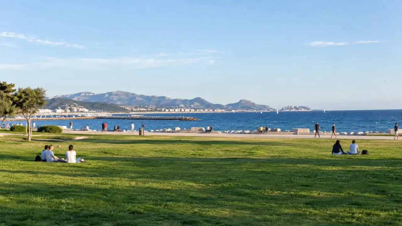 Parc à Marseille au bord de la mer : parc balnéaire du Prado